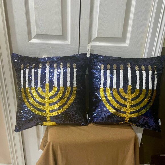 HANUKAH MENORAH SEQUIN PILLOWS FESTIVE LIGHTS 18x18 SET OF 2 EXCELLET CONDITION - Picture 10 of 16